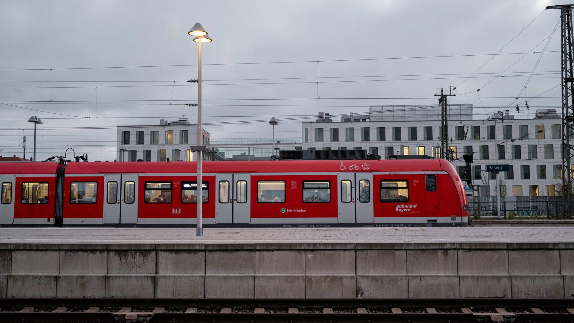 Eine S-Bahn am Bahnhof München-Pasing (Archivbild): Im Zugverkehr rund um München kommt es nach Sturmtief Ylenia zu Störungen. Eine S-Bahn am Bahnhof München-Pasing (Archivbild): Im Zugverkehr rund um München kommt es nach Sturmtief Ylenia zu Störungen.