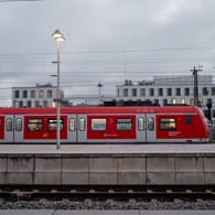 Eine S-Bahn am Bahnhof München-Pasing (Archivbild): Im Zugverkehr rund um München kommt es nach Sturmtief Ylenia zu Störungen.