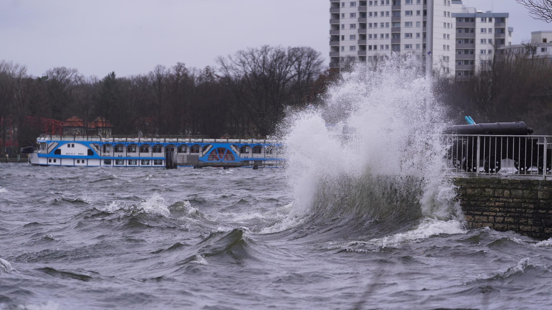 Berlin: Nicht die Nordseeküste, sondern der Tegeler See im Norden Berlins an dem die Wellen auf die Promenade schlagen.