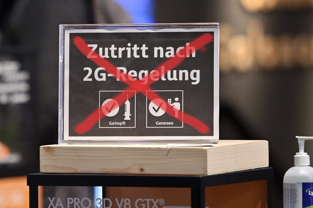 Ein durchgestrichenes Schild zur 2G-Regelung in einem Geschäft (Symbolbild): Die Zugangsbeschränkungen fallen bald weg.
