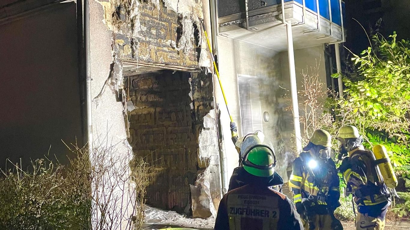 Blick auf die Fassade: Die Feuerwehr konnte ein Übergreifen der Flammen verhindern.