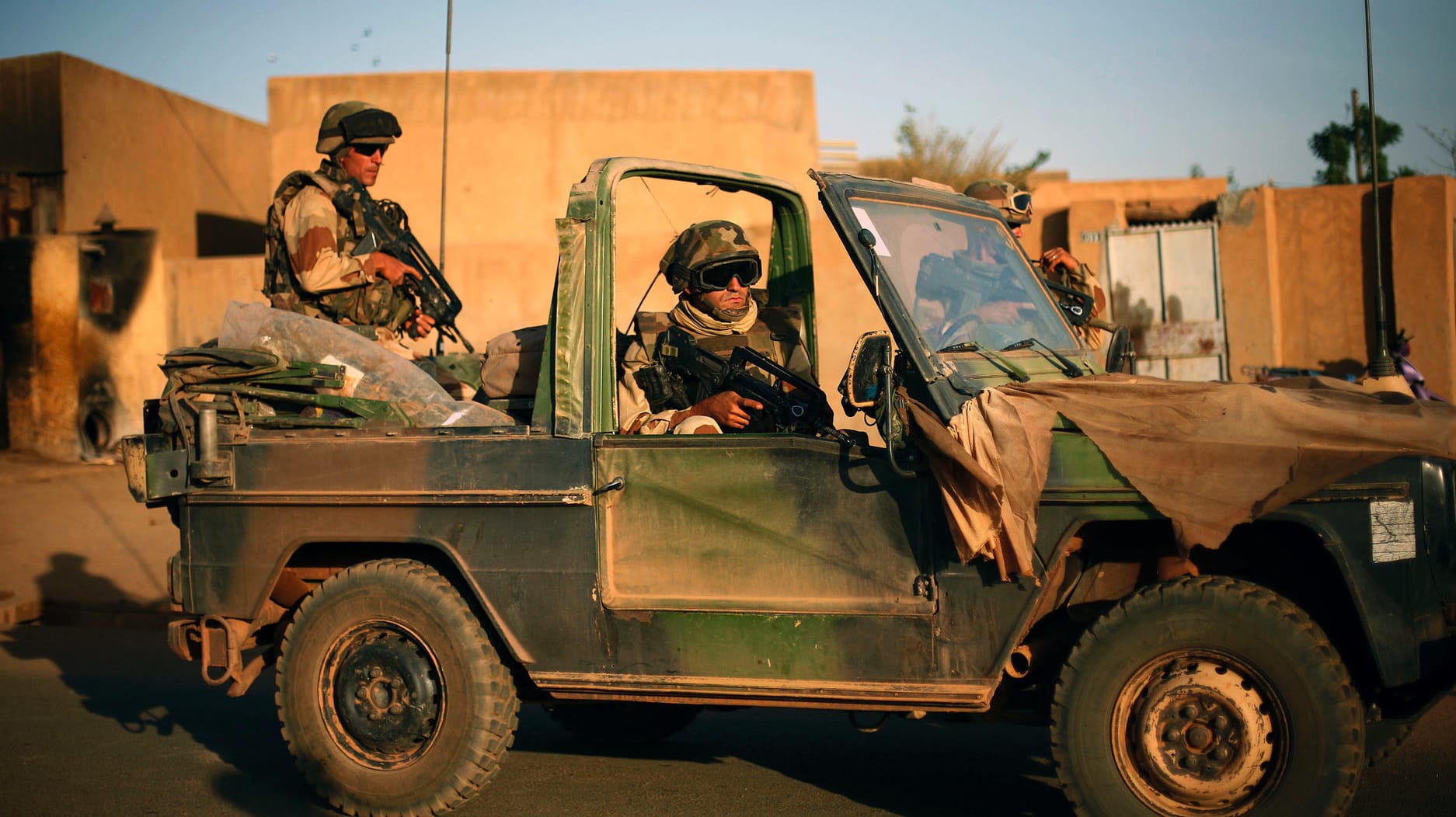 Mali: Französische Soldaten sichern die Evakuierung von Ausländern während eines Feuergefechts mit Dschihadisten.