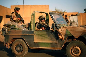 Mali: Französische Soldaten sichern die Evakuierung von Ausländern während eines Feuergefechts mit Dschihadisten.