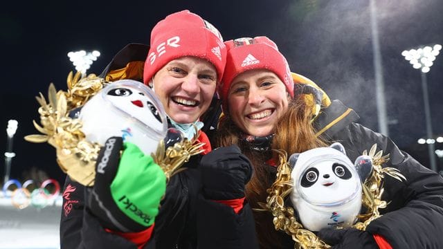 Die DSV-Langläuferinnen Victoria Carl (l) und Katharina Hennig feiern nach dem gewonnen Team-Sprint.