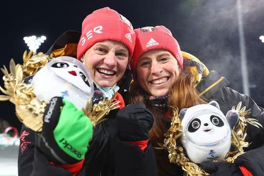 Die DSV-Langläuferinnen Victoria Carl (l) und Katharina Hennig feiern nach dem gewonnen Team-Sprint.