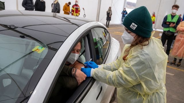 In Deutschland haben bislang mindestens 62,4 Millionen Menschen einen Grundschutz gegen das Coronavirus erhalten. In Deutschland haben bislang mindestens 62,4 Millionen Menschen einen Grundschutz gegen das Coronavirus erhalten.