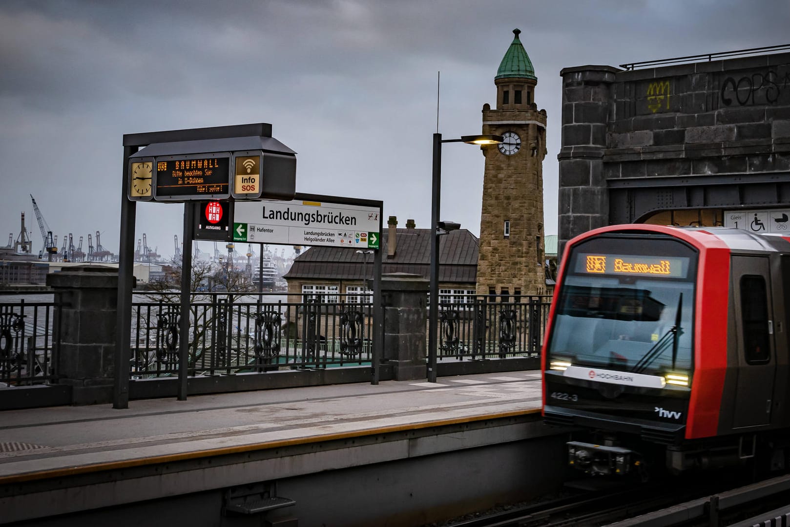 Eine U-Bahn am Hamburger Baumwall (Symbolbild): Die Bahn bemüht sich, die Strecken wieder freizuräumen und Ersatzverkehr einzurichten.