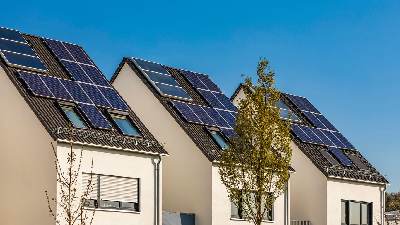 Solaranlage auf Hausdach (Symbolfoto): Photovoltaik-Anlagen sind teuer. Die Stadt Köln fördert den Ausbau für private Hausbesitzer mit insgesamt 20 Millionen Euro.