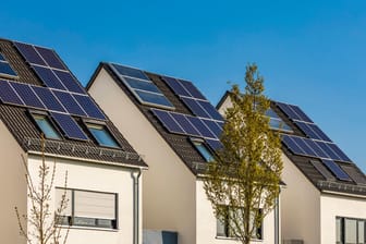 Solaranlage auf Hausdach (Symbolfoto): Photovoltaik-Anlagen sind teuer. Die Stadt Köln fördert den Ausbau für private Hausbesitzer mit insgesamt 20 Millionen Euro.