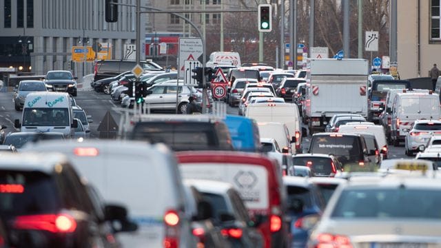 Dicht an dicht stehen Fahrzeuge im Stau auf einer Straße in Berlin.