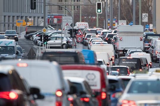 Dicht an dicht stehen Fahrzeuge im Stau auf einer Straße in Berlin.