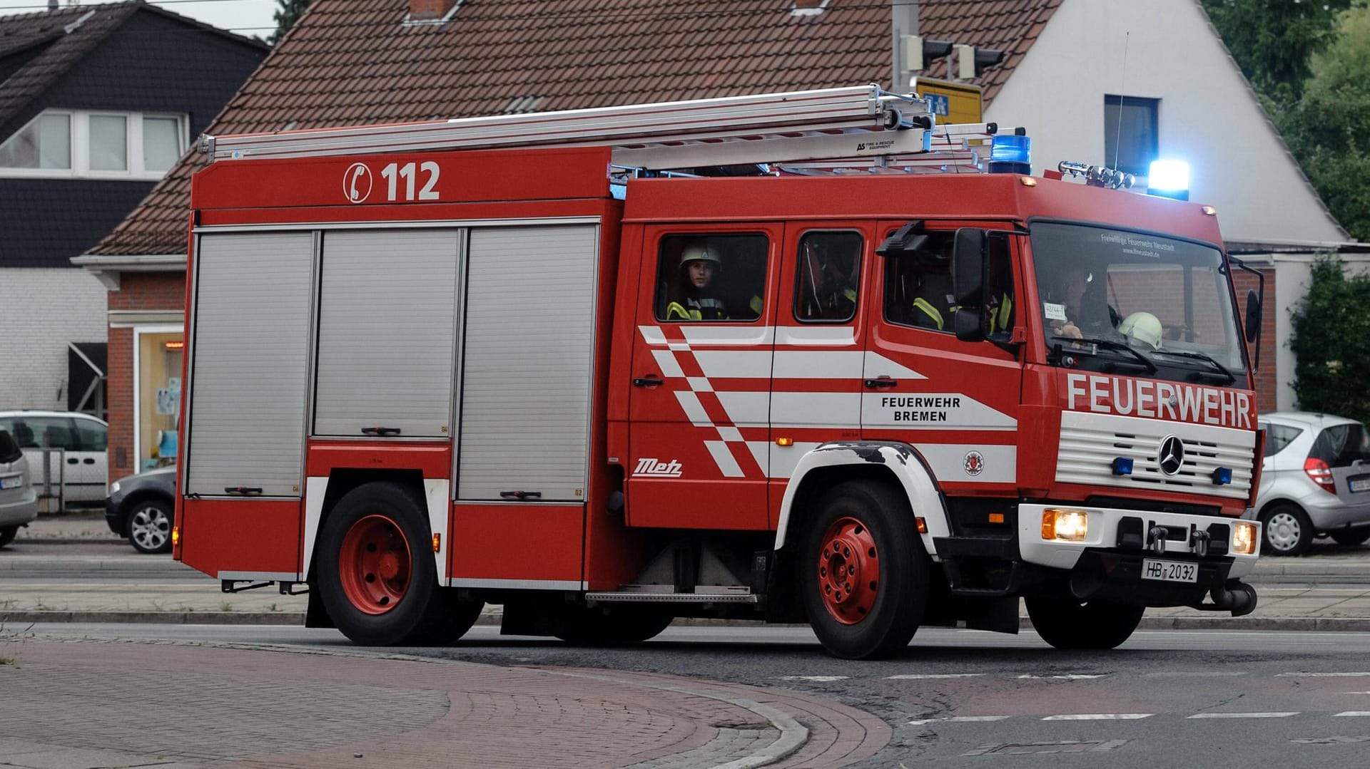 Ein Einsatzfahrzeug der Feuerwehr (Symbolbild): Die Ursache des Feuers ist noch nicht geklärt. Ein Einsatzfahrzeug der Feuerwehr (Symbolbild): Die Ursache des Feuers ist noch nicht geklärt.