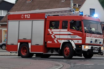 Ein Einsatzfahrzeug der Feuerwehr (Symbolbild): Die Ursache des Feuers ist noch nicht geklärt.