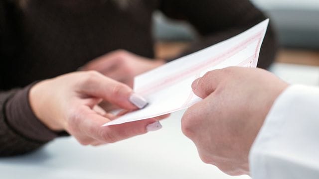 Wer wegen eines Gewinnspiels ein Rezept vom Arzt bei einer Online-Apotheke einlöst, bekommt keine Beratung durch einen Apotheker. Wer wegen eines Gewinnspiels ein Rezept vom Arzt bei einer Online-Apotheke einlöst, bekommt keine Beratung durch einen Apotheker.