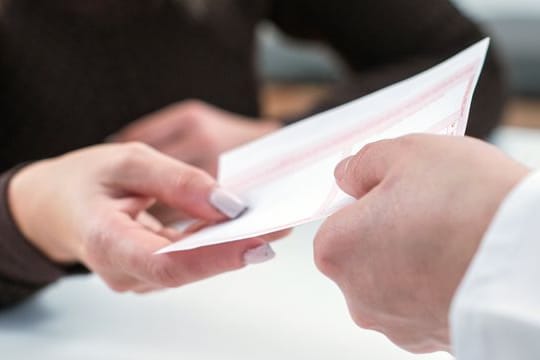 Wer wegen eines Gewinnspiels ein Rezept vom Arzt bei einer Online-Apotheke einlöst, bekommt keine Beratung durch einen Apotheker. Wer wegen eines Gewinnspiels ein Rezept vom Arzt bei einer Online-Apotheke einlöst, bekommt keine Beratung durch einen Apotheker.