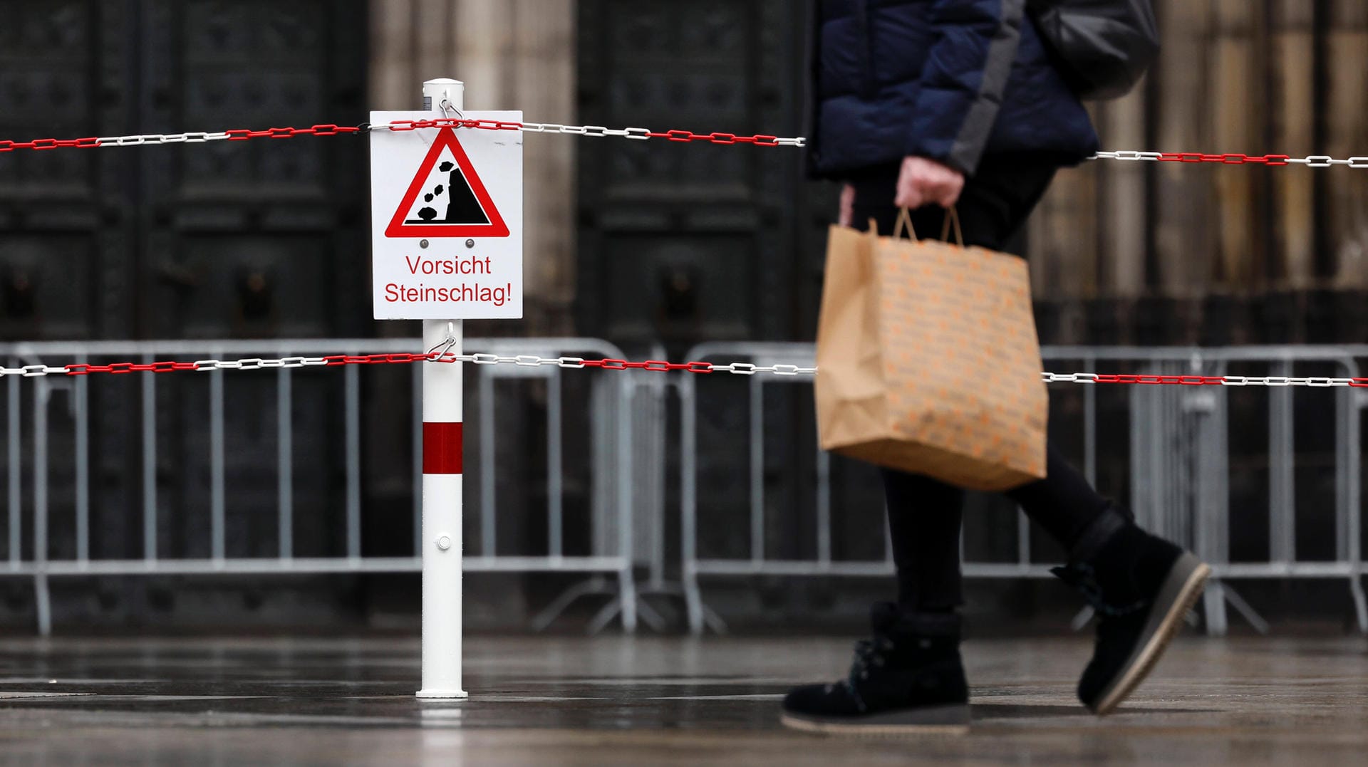 Auf der Domplatte warnen Schilder vor herabfallenden Steinen, die der Sturm am Kölner Dom lockern könnte: Trotz Orkantief ist man in Köln bislang glimpflich davongekommen.