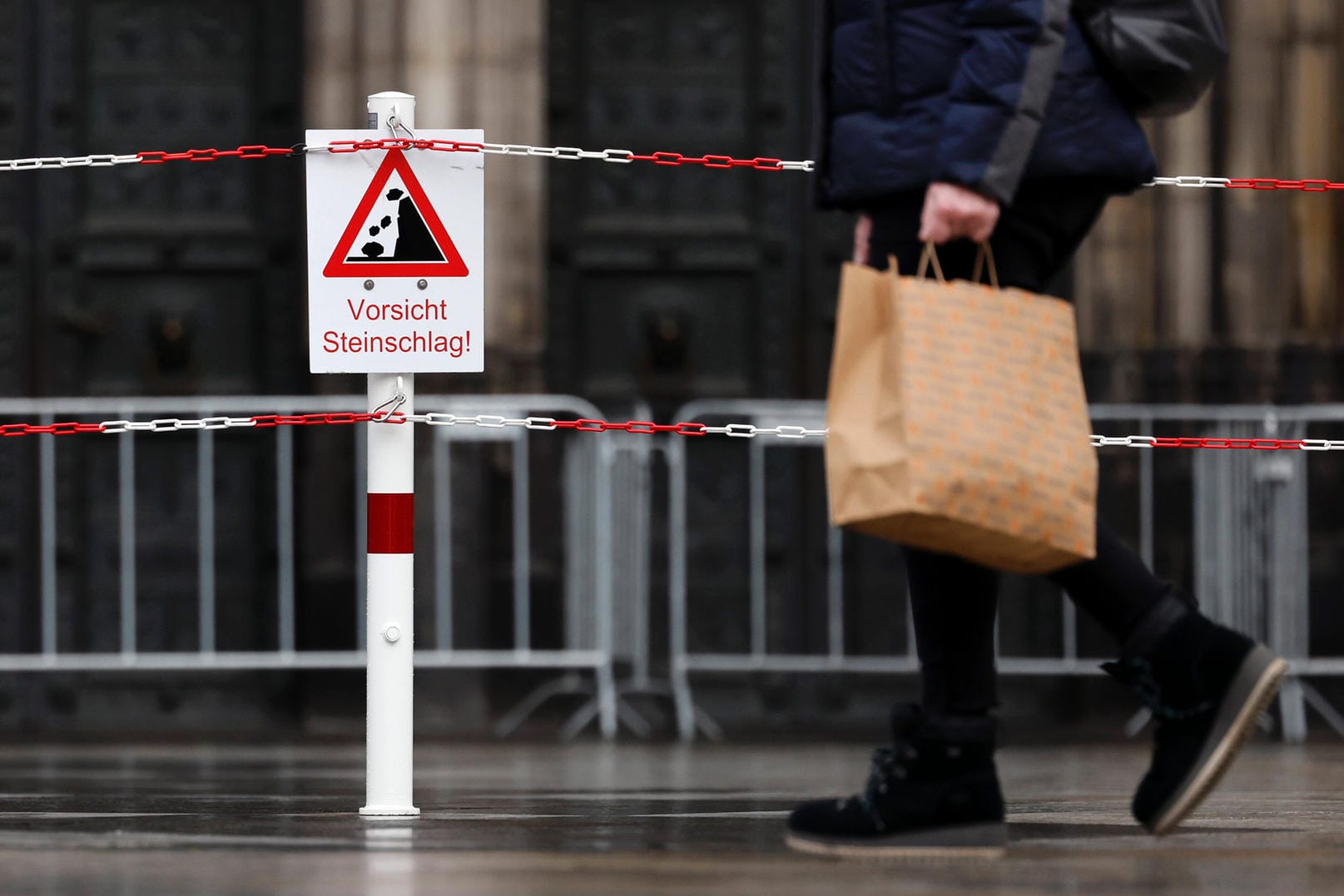 Auf der Domplatte warnen Schilder vor herabfallenden Steinen, die der Sturm am Kölner Dom lockern könnte: Trotz Orkantief ist man in Köln bislang glimpflich davongekommen.