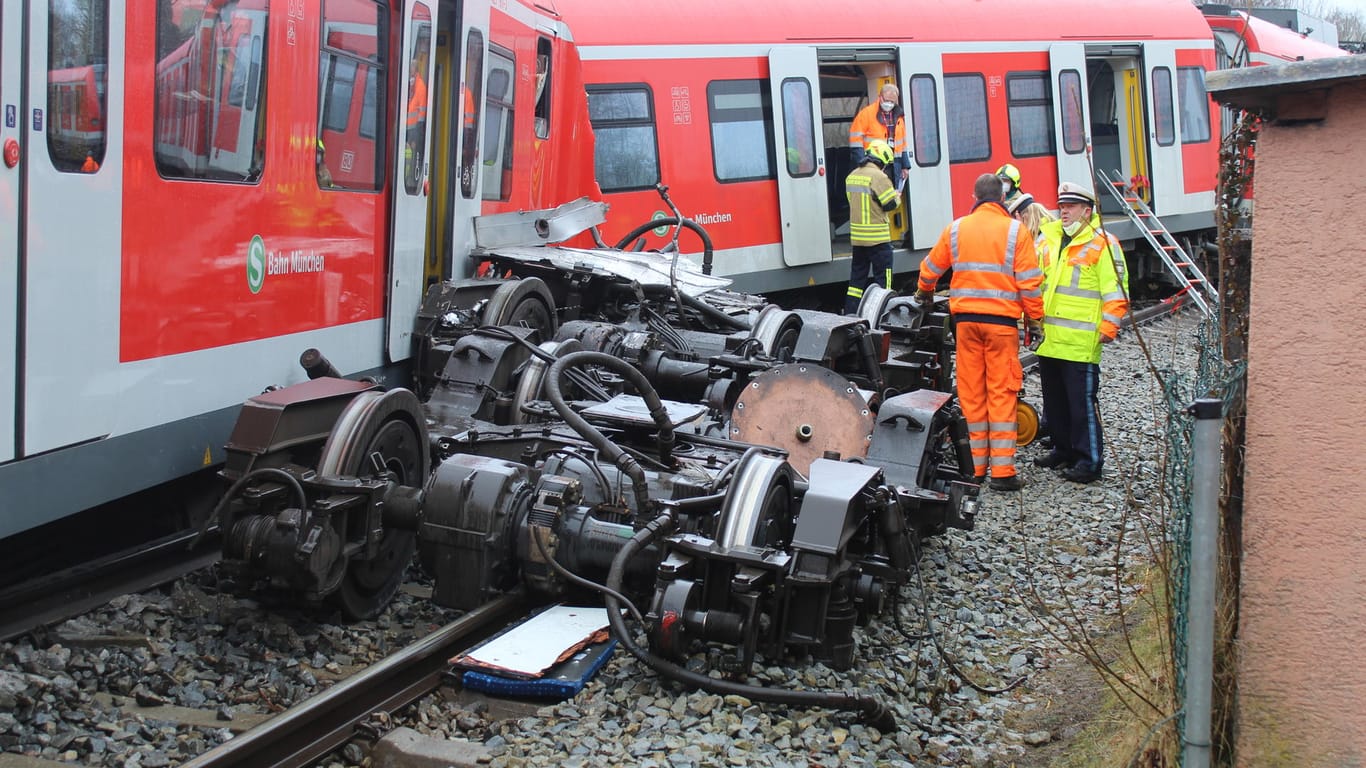 Das havarierte Fahrwerk der S-Bahn in Schäftlarn (Archivbild): Gegen einen der Lokführer wird nun als Beschuldigter ermittelt.