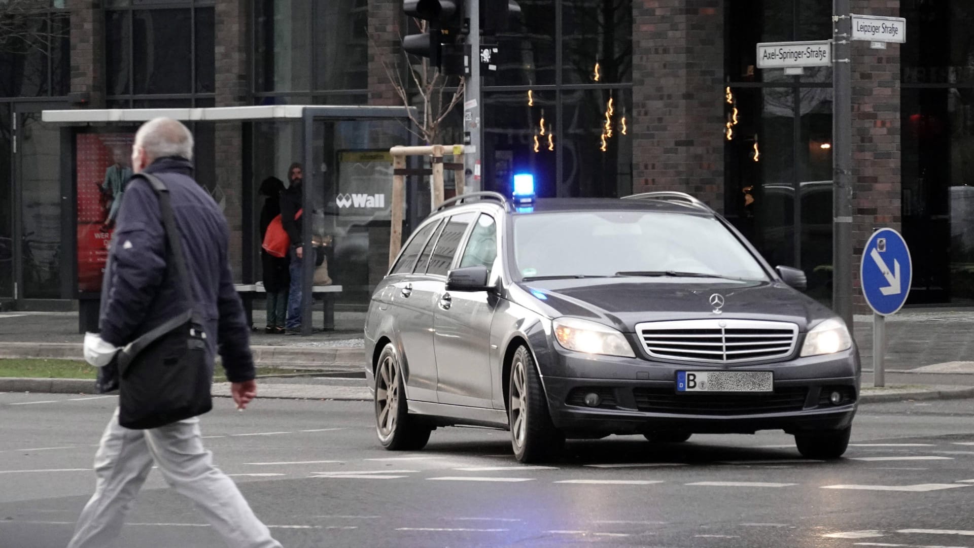 Eine Zivilstreife auf Einsatzfahrt in Berlin (Symbolbild): Anhaltezeichen der Beamten ignorierte der 55-Jährige.