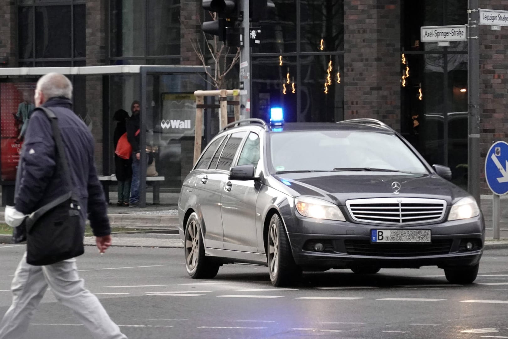 Eine Zivilstreife auf Einsatzfahrt in Berlin (Symbolbild): Anhaltezeichen der Beamten ignorierte der 55-Jährige.