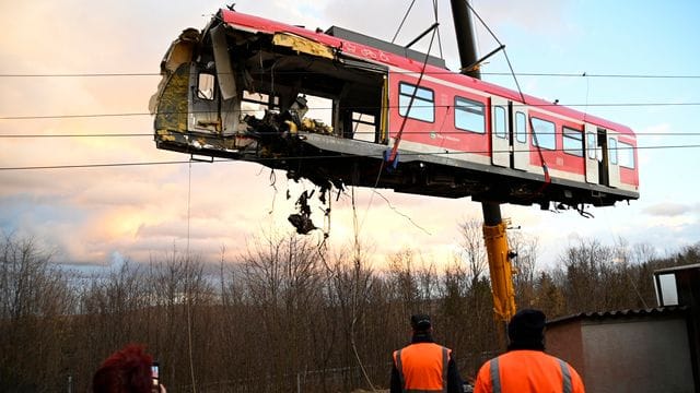 Mit einem Spezialkran wird ein Triebwagen von den Schienen gehoben.