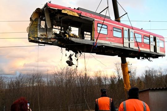 Mit einem Spezialkran wird ein Triebwagen von den Schienen gehoben.