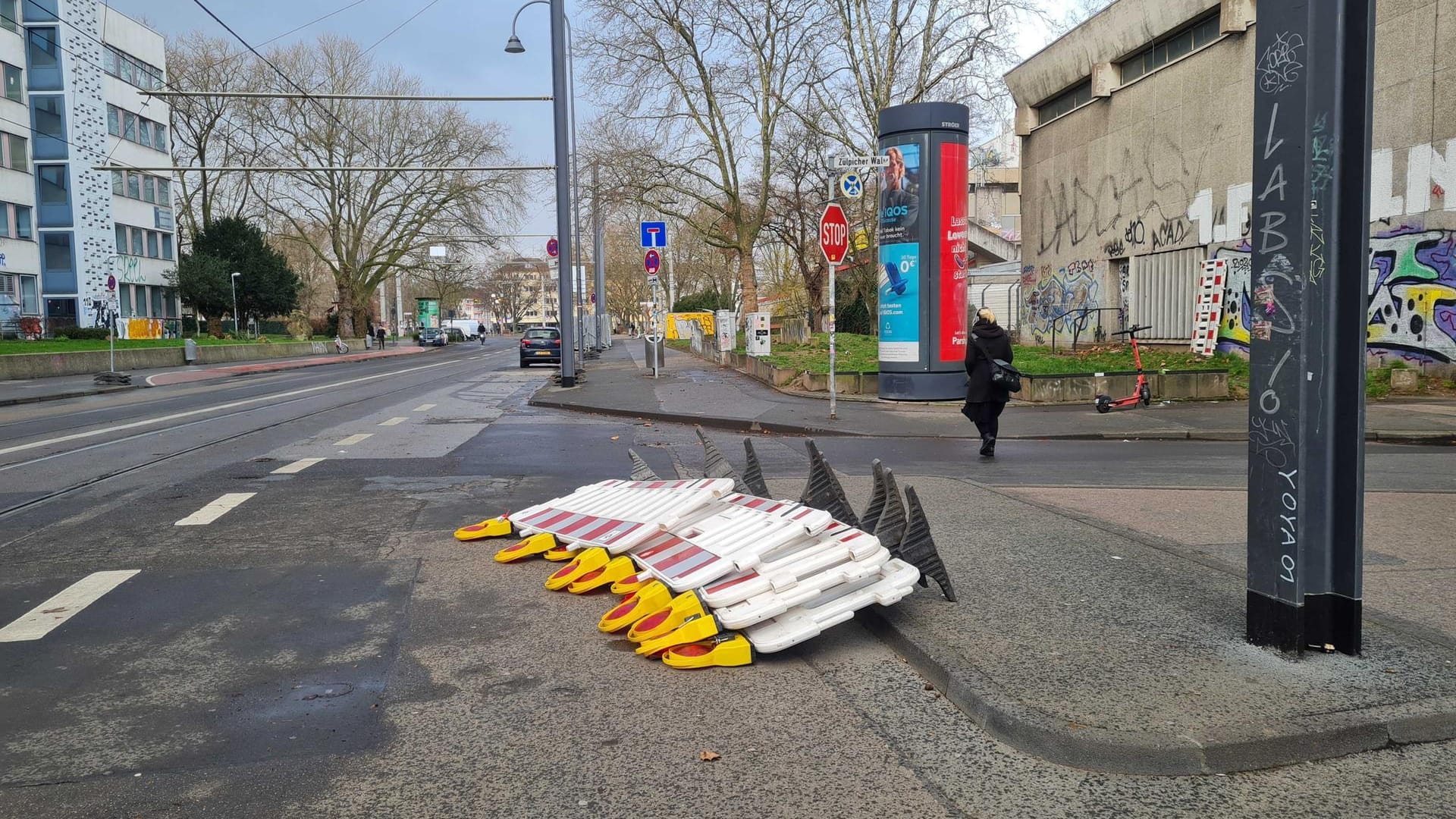 Bis auf ein paar umgewehte Bauzäune zeugt an der Mensa Zülpicher Straße nichts mehr von dem Sturm.