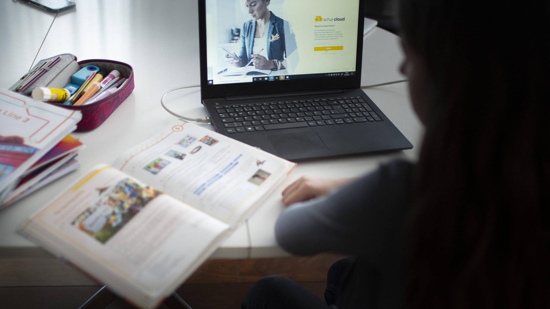 Eine Schülerin mit Laptop und Schulbüchern (Symbolbild): Gewerkschaften fordern mehr Hilfe vom Land für die Digitalisierung. Eine Schülerin mit Laptop und Schulbüchern (Symbolbild): Gewerkschaften fordern mehr Hilfe vom Land für die Digitalisierung.