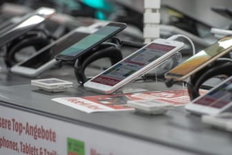 Smartphones in einem Elektronikmarkt.