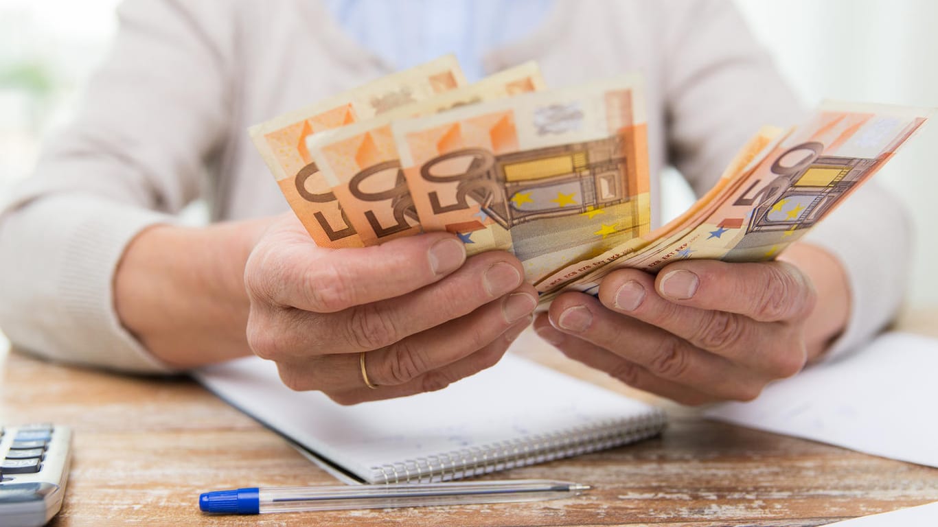 Ältere Frau mit Geldscheinen (Symbolbild): Die Änderung der Rentensteuerformel kann Verbrauchern Tausende Euro bringen – die sie sonst doppelt gezahlt hätten.