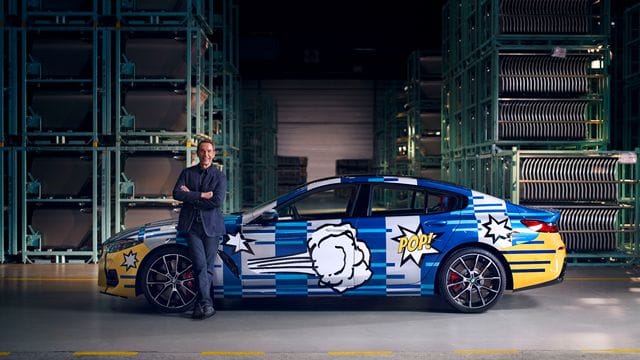 US-Kunststar Jeff Koons vor dem von ihm gestaltetem BMW M850i xDrive Gran Coupé, der in einer limitierten Edition auf den Markt kommt.