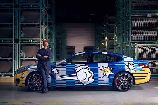 US-Kunststar Jeff Koons vor dem von ihm gestaltetem BMW M850i xDrive Gran Coupé, der in einer limitierten Edition auf den Markt kommt.