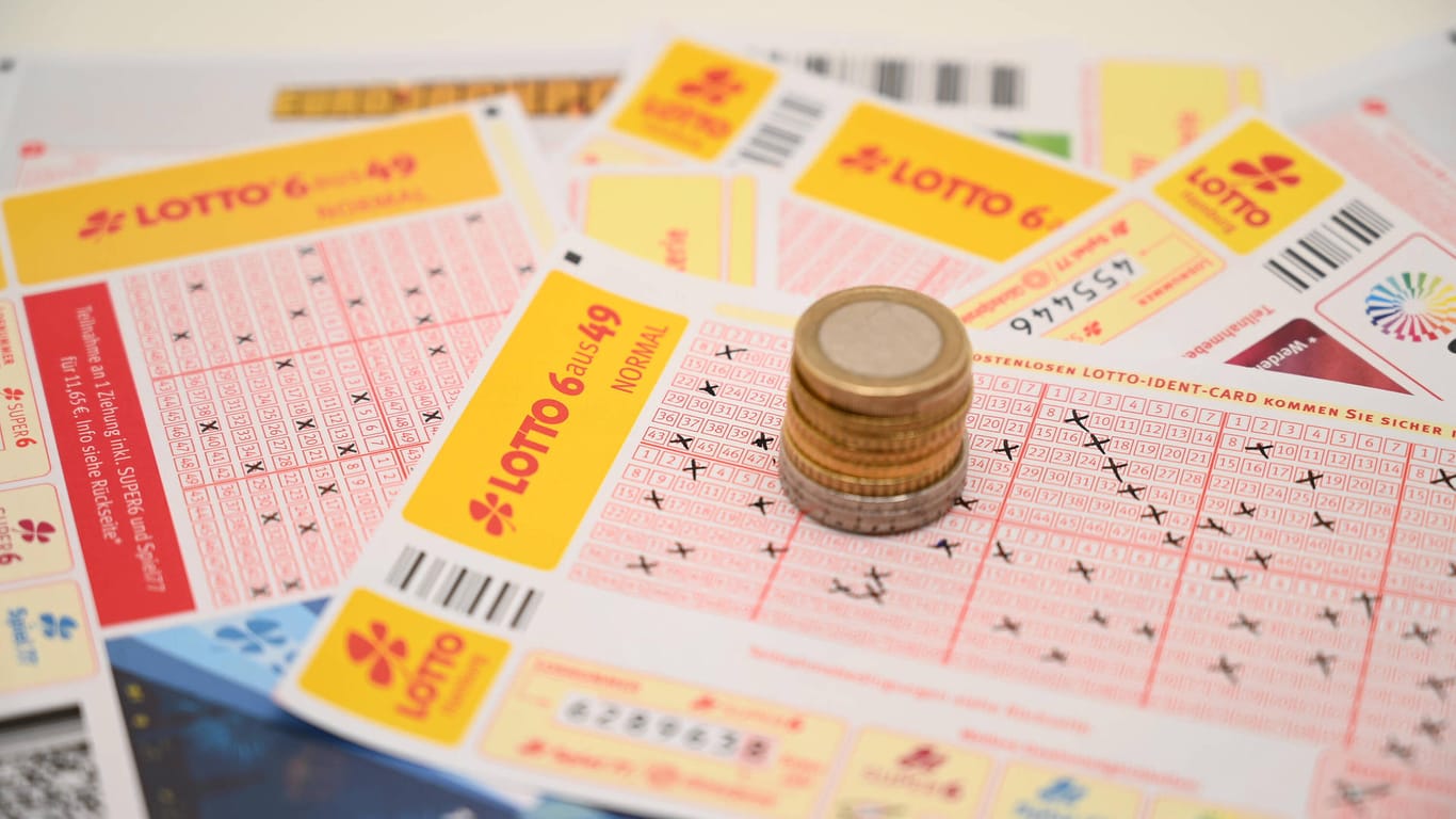 Lottoscheine und Kleingeld (Symbolbild): Für einen Berliner oder eine Berlinerin hat sich der Einsatz gelohnt.