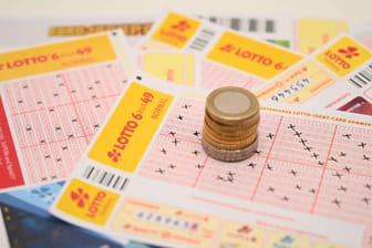 Lottoscheine und Kleingeld (Symbolbild): Für einen Berliner oder eine Berlinerin hat sich der Einsatz gelohnt.