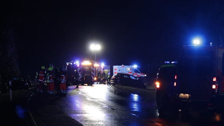 Rettungskräfte am Unfallort: Insgesamt drei Autos kollidierten auf der Bundesstraße in Frankfurt.
