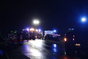 Rettungskräfte am Unfallort: Insgesamt drei Autos kollidierten auf der Bundesstraße in Frankfurt.
