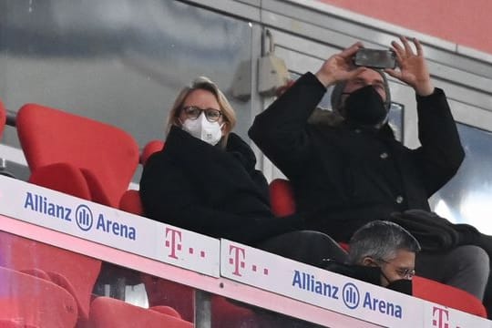 Die DFL-Geschäftsführerin und Sprecherin des DFL-Präsidiums, Donata Hopfen, sitzt während eines Bundesligaspiels auf der Ehrentribüne.