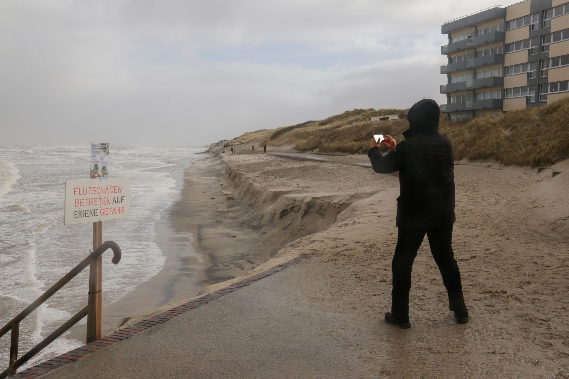 Niedersachsen, Wangerooge: Auf der ostfriesischen Insel steht das Wasser kurz vor der Abbruchkante.