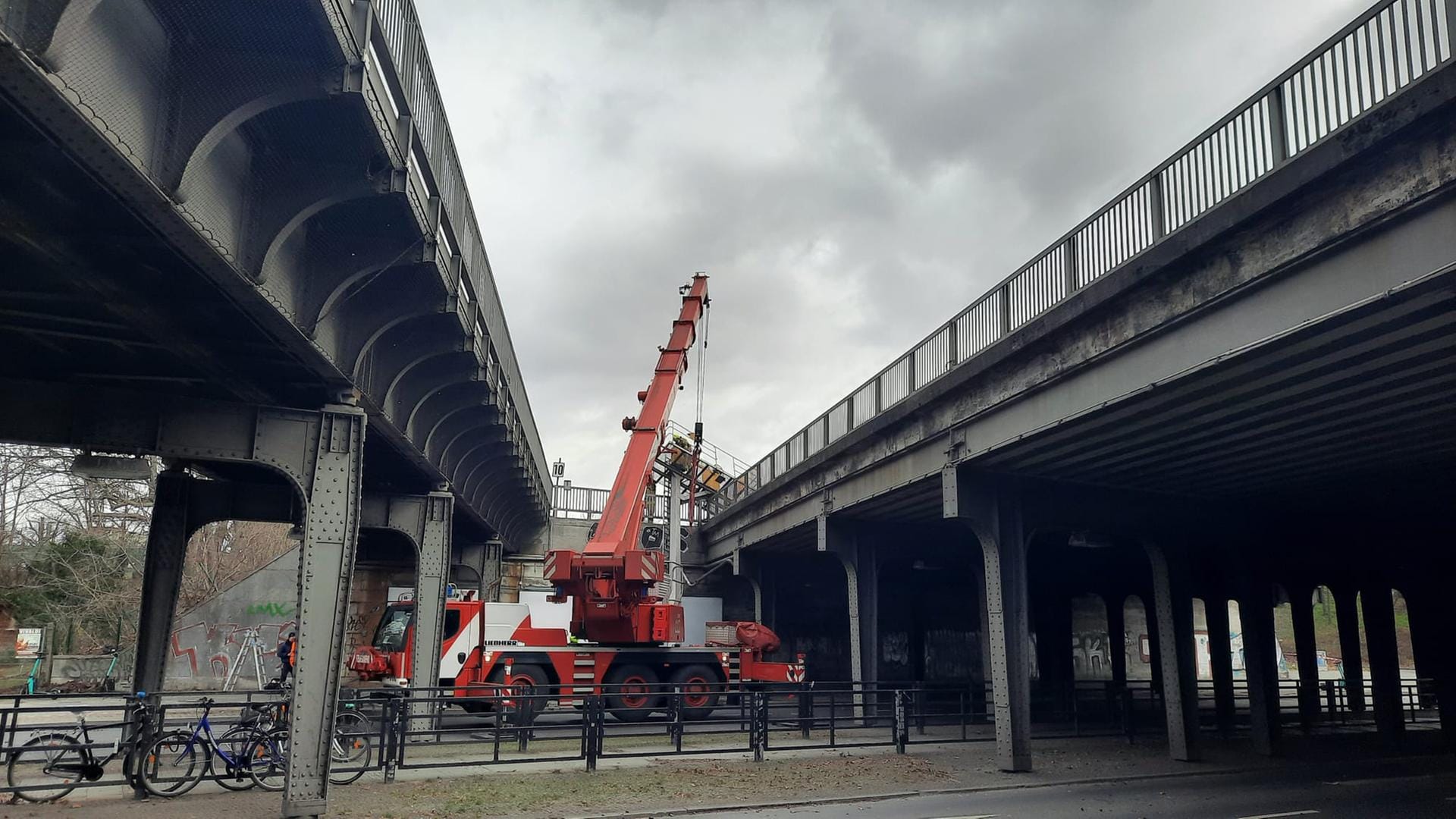 Einsatzkräfte bei der Bergung eines umgestürzten Antennenmastes: Die Ringbahn wurde unterbrochen.