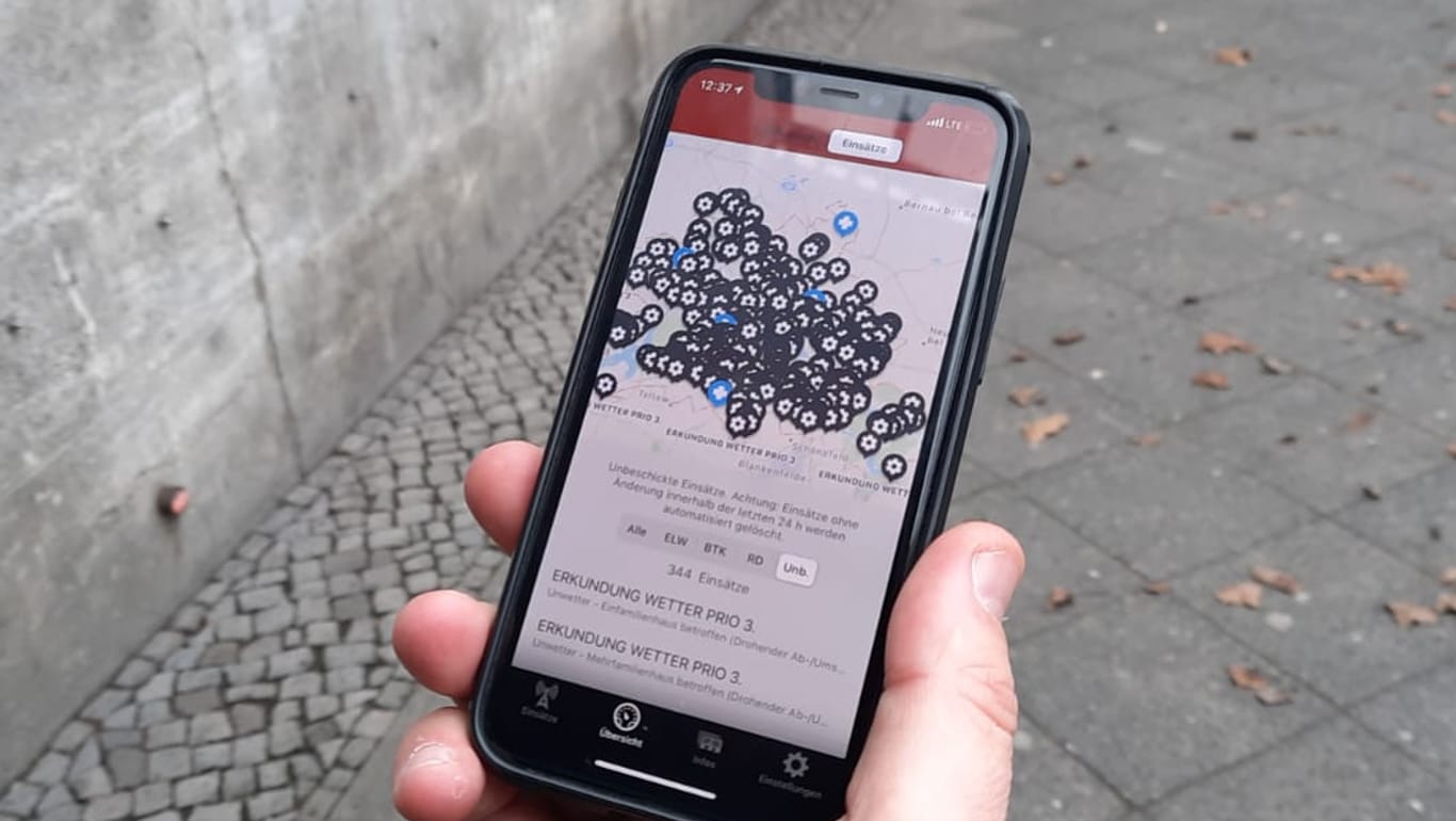 Eine App eines Pressesprechers der Feuerwehr gibt eine Übersicht über die laufenden Einsätze in der Hauptstadt: In ganz Berlin kommt es derzeit zu wetterbedingten Feuerwehreinsätzen.
