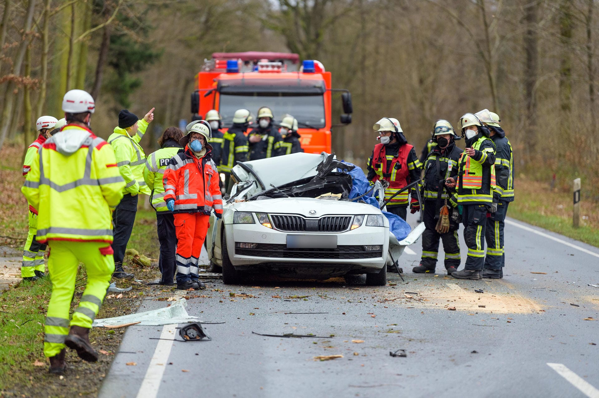 Niedersachsen, Bad Bevensen: Am Donnerstag forderte "Ylenia" das erste Todesopfer. Ein 37-jähriger Fahrer wurde in seinem Pkw von einem durch den Sturm umgestürzten Baum erschlagen.