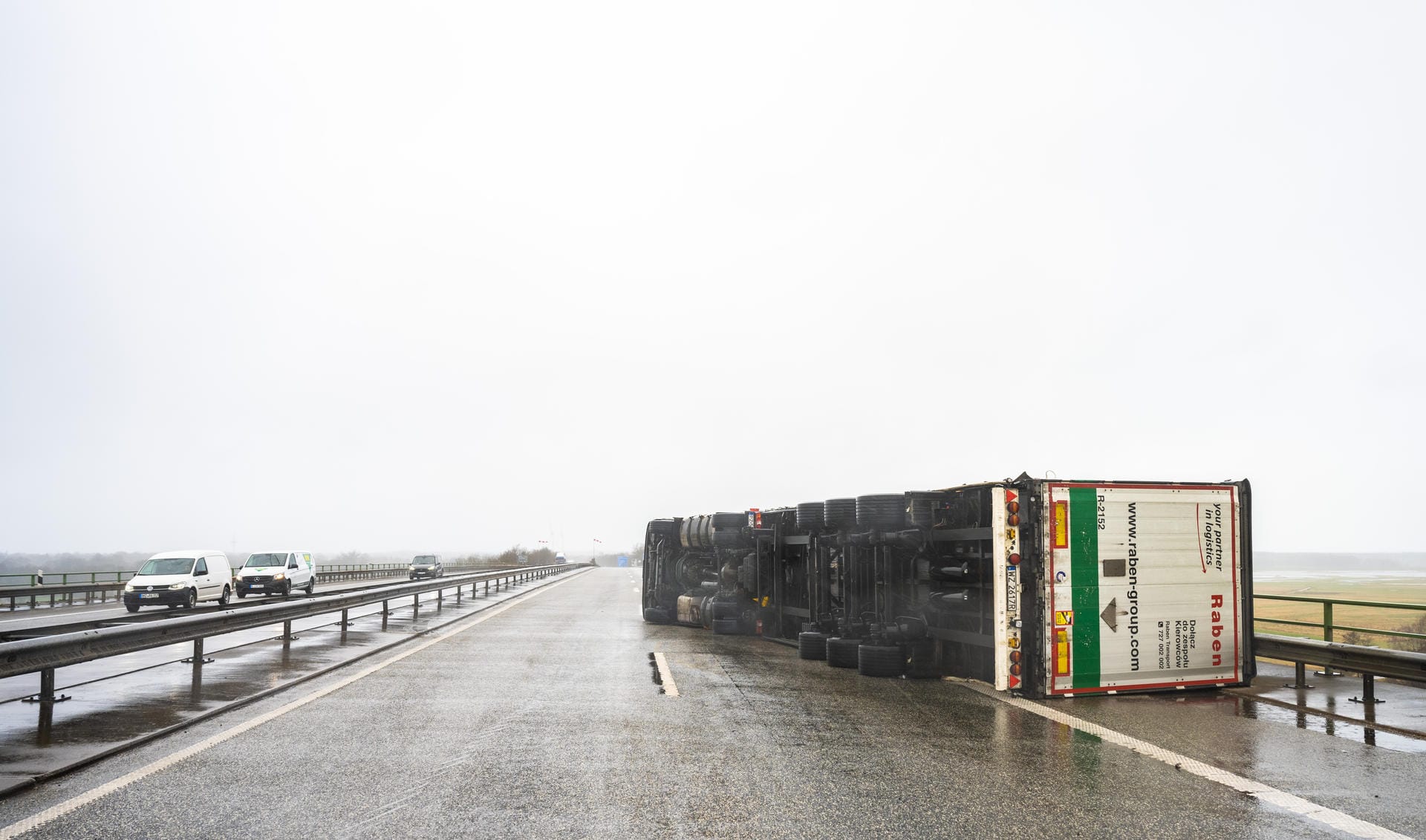 Niedersachsen, Oldenburg: Ein umgekippter LKW liegt mitten auf der Huntebrücke der Autobahn A29. Der Fahrer blieb unverletzt.