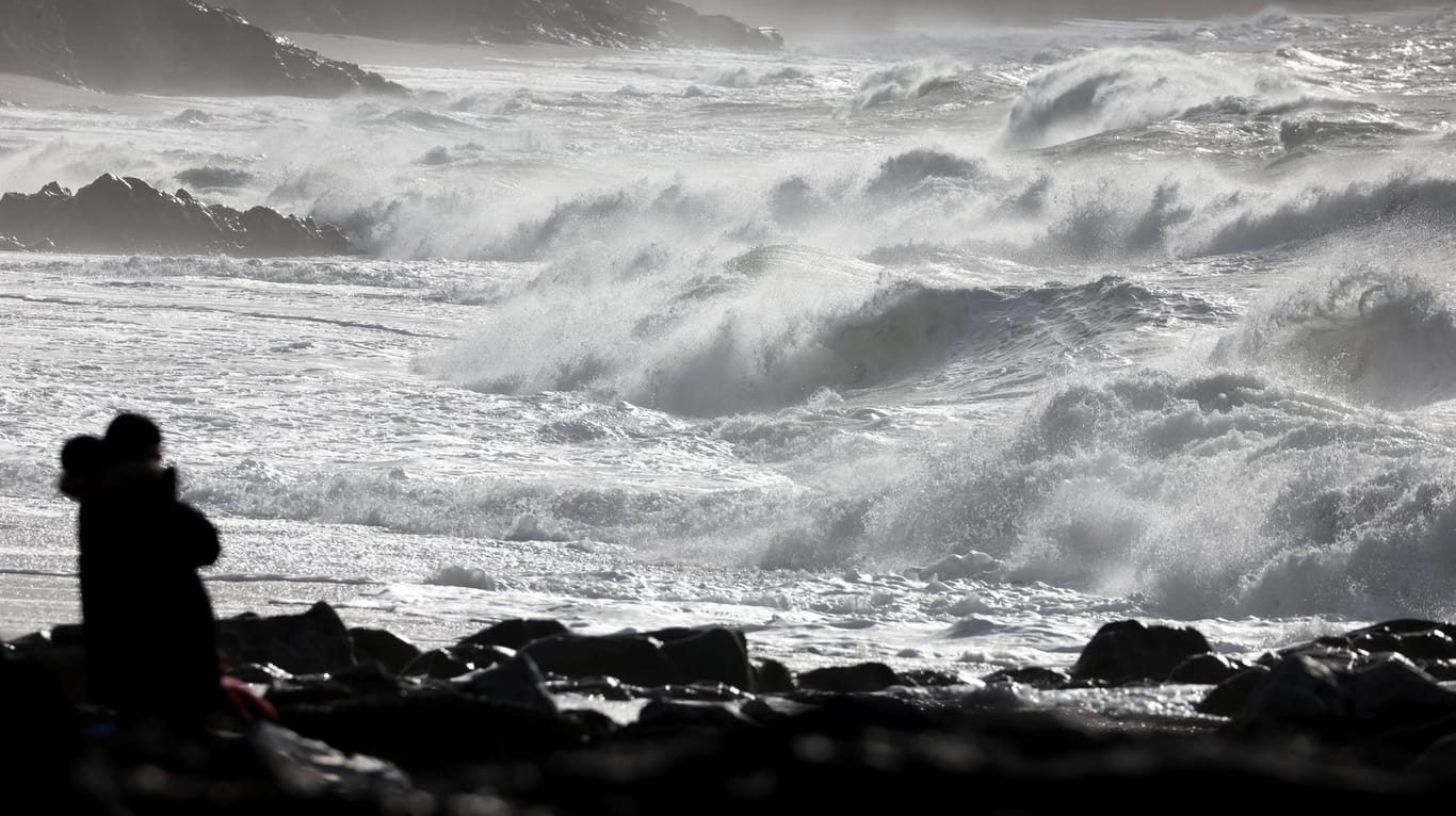 Am Porthleven Strand in Cornwall: Der Sturm soll auch in Großbritannien noch stärker werden.