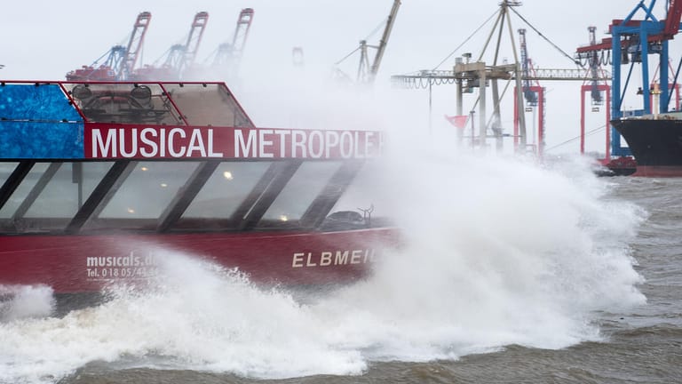 Eine Hafenfähre fährt im Sturm auf der Elbe: Wegen des Sturmes haben viele Reedereien den Verkehr im Hamburg eingestellt.