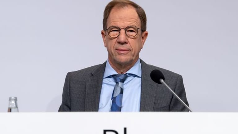 Reinhard Ploss, Vorstandsvorsitzender Infineon, übergibt in seiner letzten Hauptversammlung den Chefposten an seinen Nachfolger.