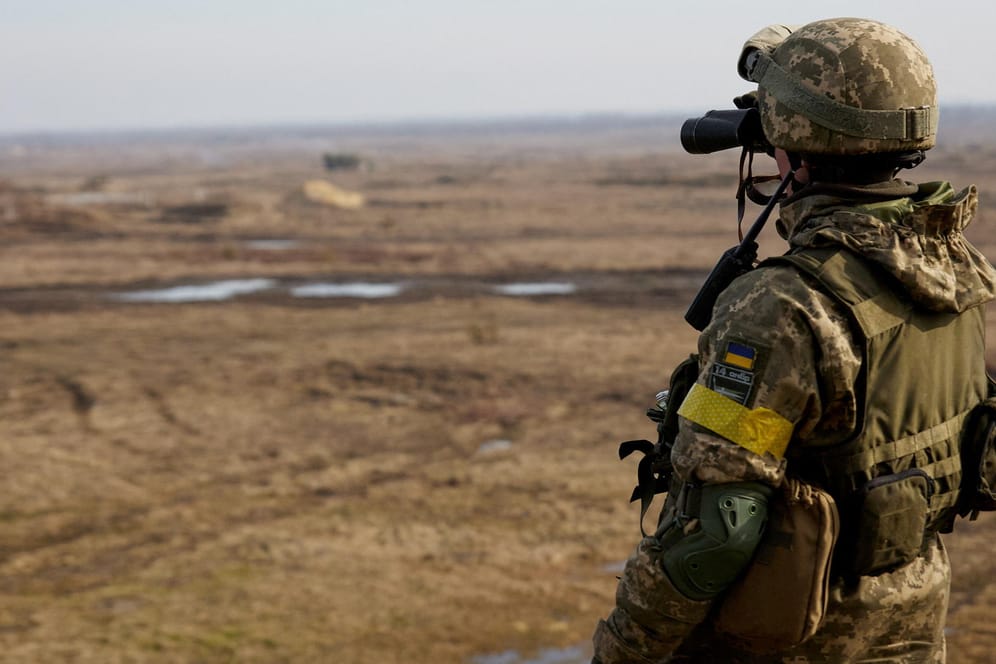 Ukrainischer Soldat im Donbas: Die Kriegsgefahr in der Ukraine ist aufgrund von russischen Truppenbewegungen wieder gestiegen.