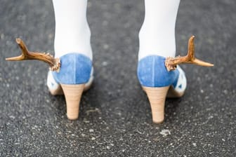 Die Präsidentin des bayerischen Landtags, Ilse Aigner (CSU), zeigt ihre Schuhe mit Rehbockstangen.