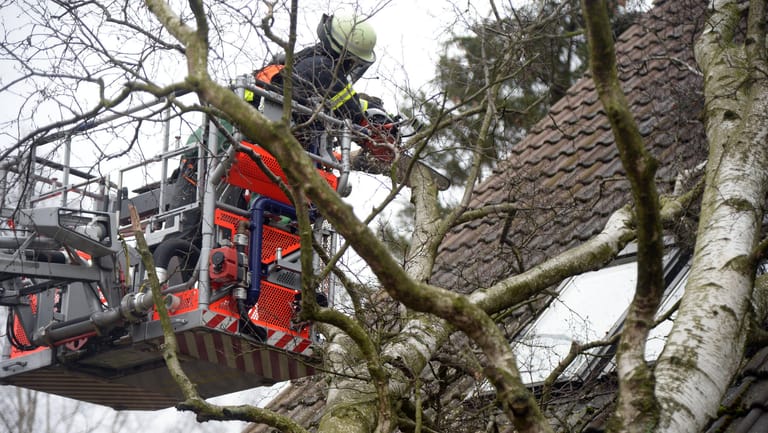 Feuerwehreinsatz nach einem Sturmschaden (Archivbild): Wichtig ist in solchen Fällen die richtige Dokumentation für die Versicherung.