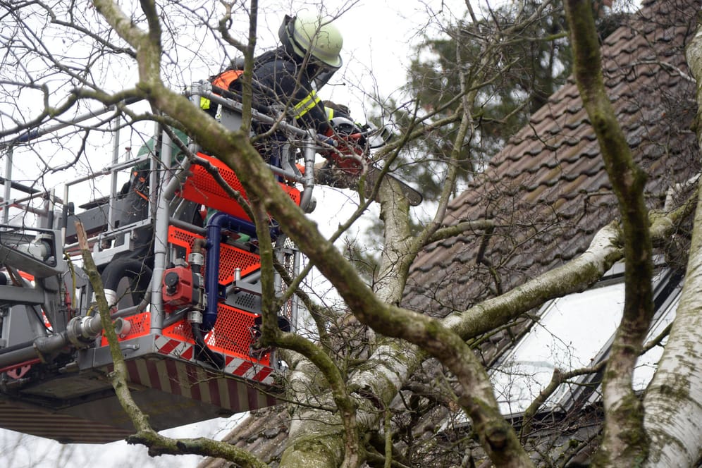 Feuerwehreinsatz nach einem Sturmschaden (Archivbild): Wichtig ist in solchen Fällen die richtige Dokumentation für die Versicherung.