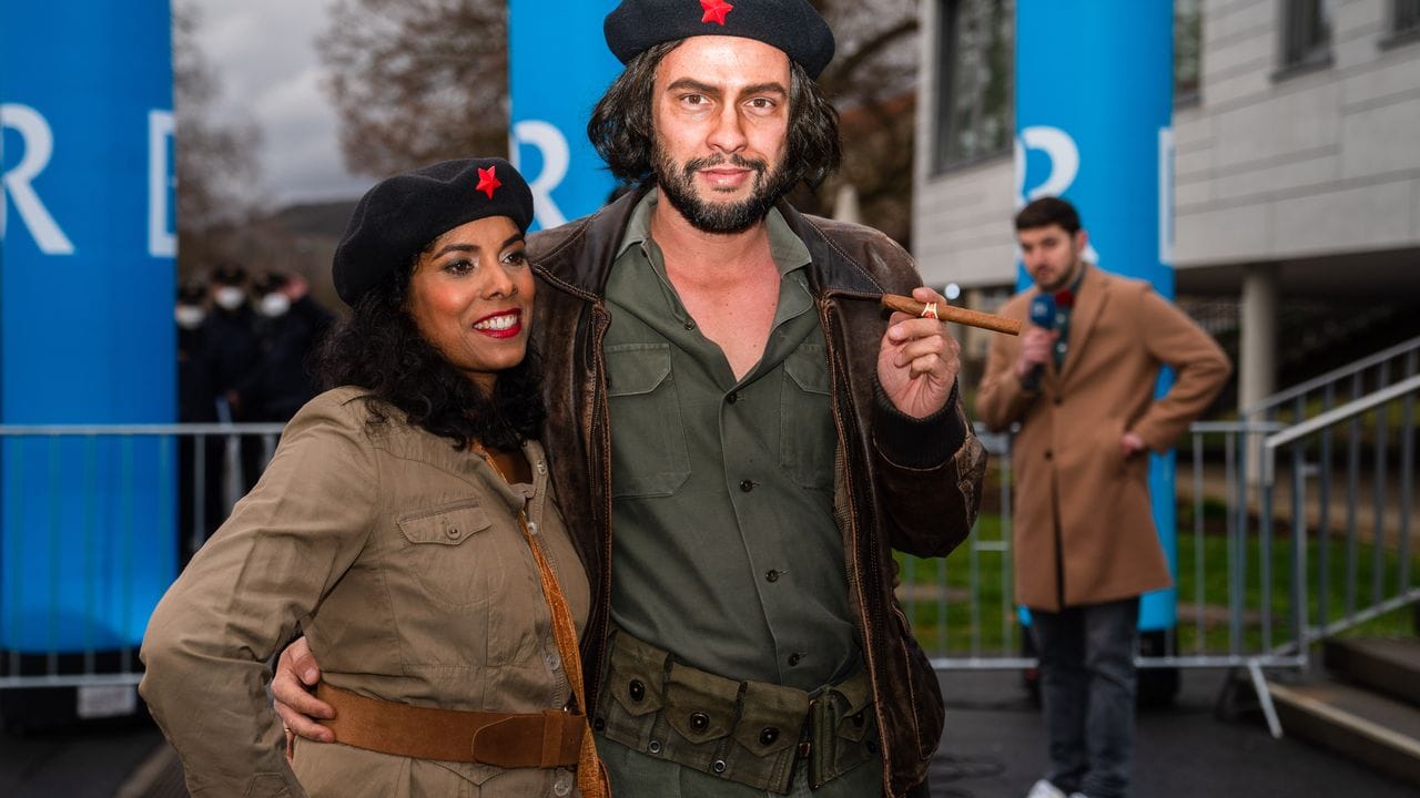 Der Fraktionsvorsitzende der FDP im bayerischen Landtag, Martin Hagen, neben seiner Frau als Che Guevara. Der Fraktionsvorsitzende der FDP im bayerischen Landtag, Martin Hagen, neben seiner Frau als Che Guevara.